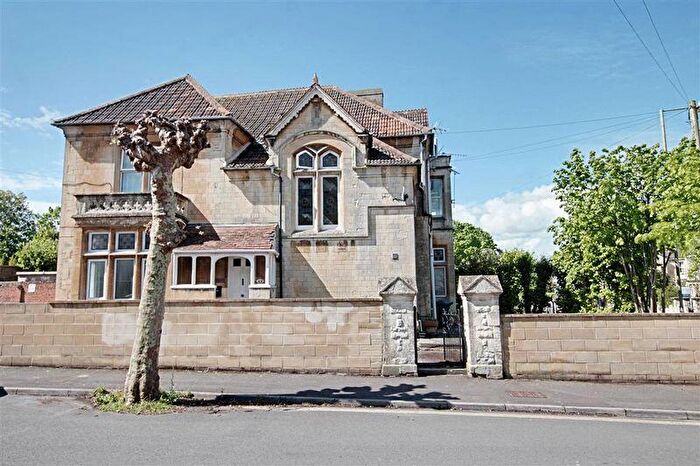 2 Bedroom Flat To Rent In Avenue Road, Trowbridge, BA14
