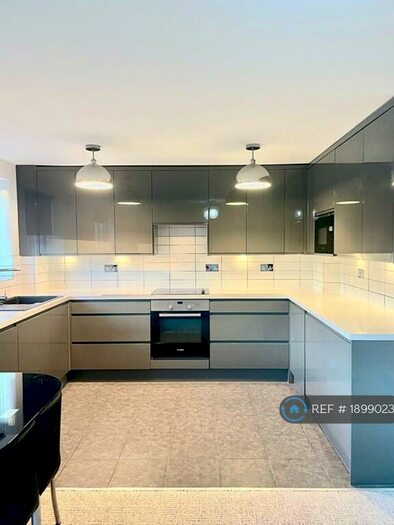 2 Bedroom Flat To Rent In Armoury Road, London, SE8