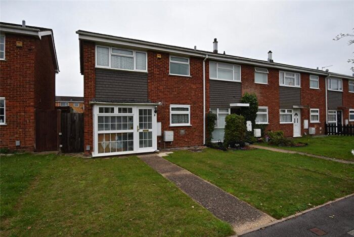 3 Bedroom End Of Terrace House For Sale In Kirton Way, Houghton Regis, Dunstable, Bedfordshire, LU5