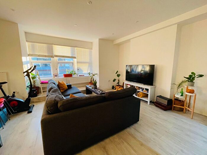 2 Bedroom Flat To Rent In Kings Road, London, SW19