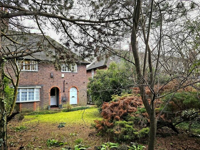 2 Bedroom Maisonette To Rent In Neale Close, East Finchley/Suburb Borders, N2