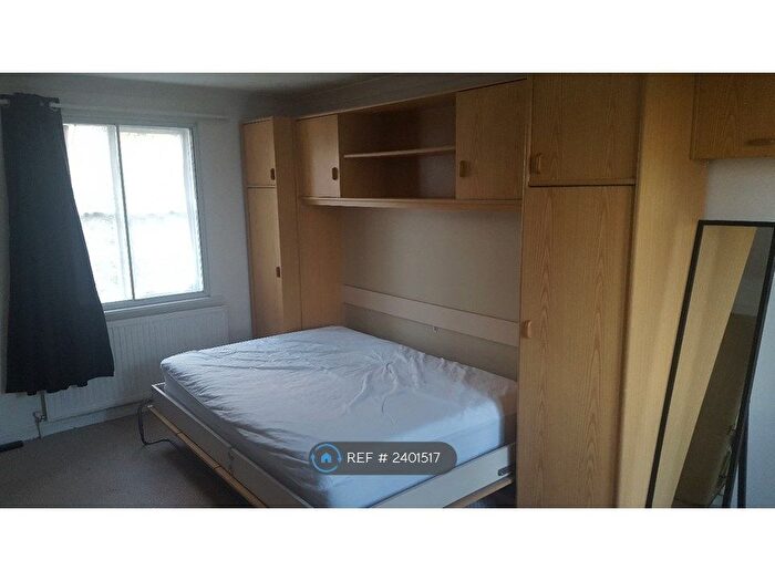 Studio To Rent In David Close, Harlington, UB3