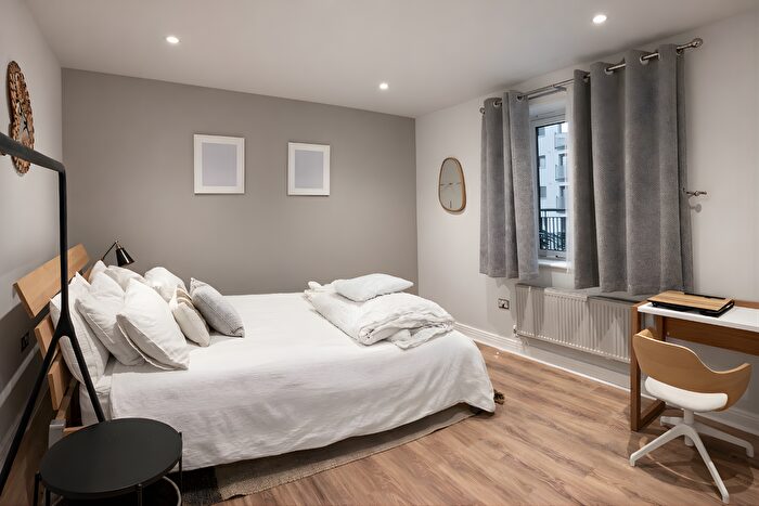 3 Bedroom Flat To Rent In Newport Avenue, London, E14