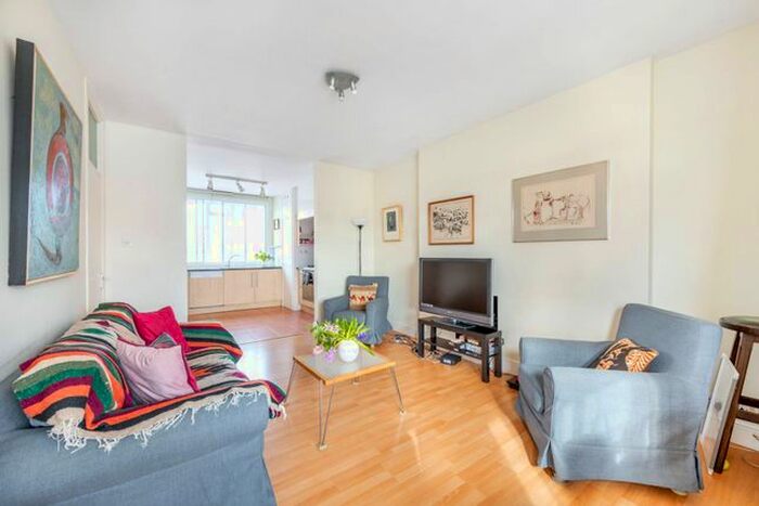 3 Bedroom Flat To Rent In Frithville Gardens, Shepherd's Bush, London, W12