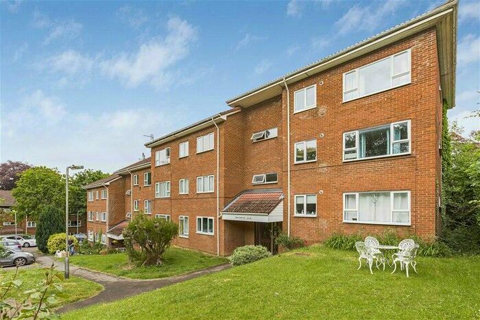 2 Bedroom Flat To Rent In Hillside Road, Harpenden, AL5
