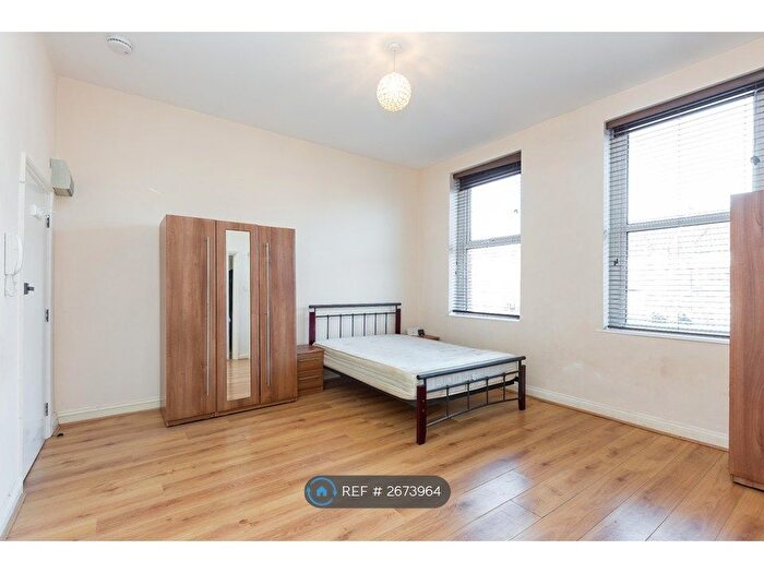 Studio To Rent In Woodside Park Road, London, N12