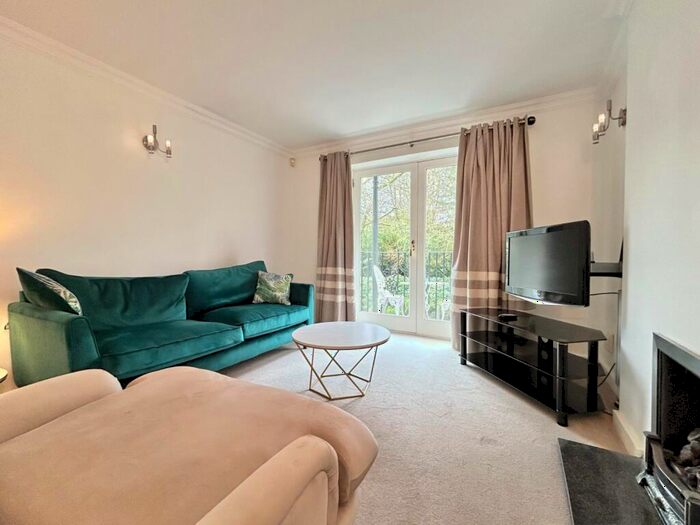 2 Bedroom Flat To Rent In Quarry Dene, Weetwood, Leeds, LS16