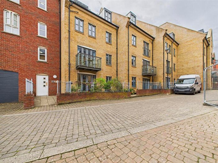 2 Bedroom Flat To Rent In Coopers Yard Hitchin, SG5