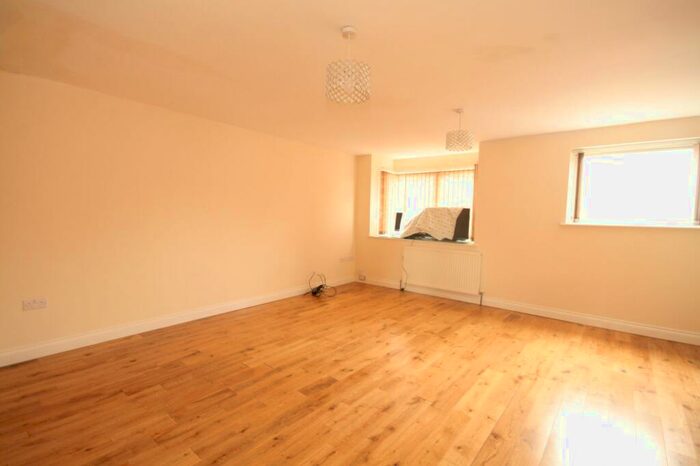 3 Bedroom Apartment To Rent In High Street, Wheatley, OX33