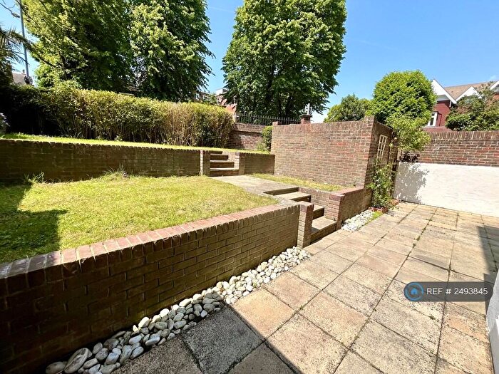 3 Bedroom Flat To Rent In Craneswater Apartments, Southsea, PO4