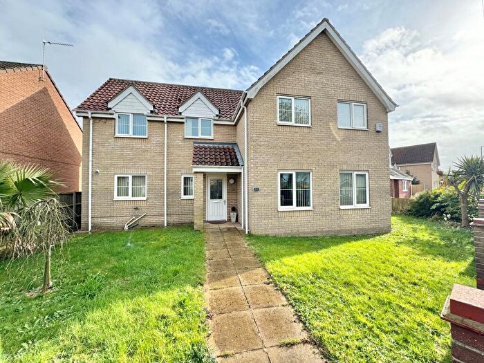 3 Bedroom Detached House To Rent In Beccles Road, Bradwell, NR31