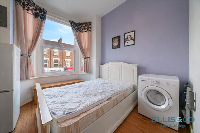 Studio To Rent In West Green Road, London, N15