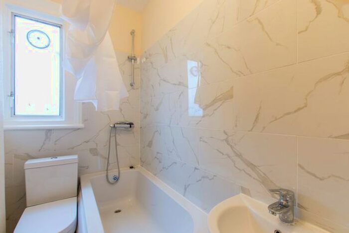 3 Bedroom Flat To Rent In Grand Parade, Harringay, London, N4