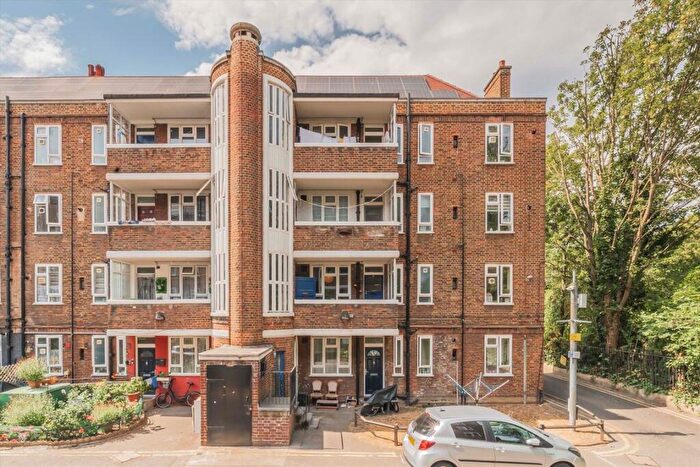 3 Bedroom Flat To Rent In Whiston Road, Broadway Market, E2