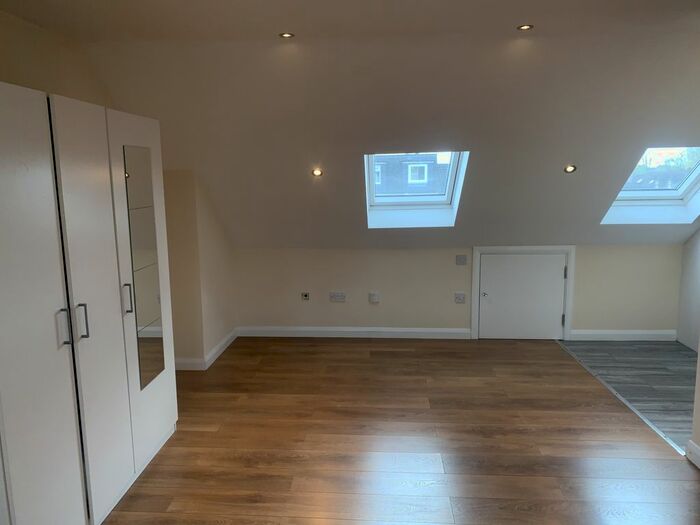 2 Bedroom Flat To Rent In Uxbridge Road, Hatch End, Pinner, HA5