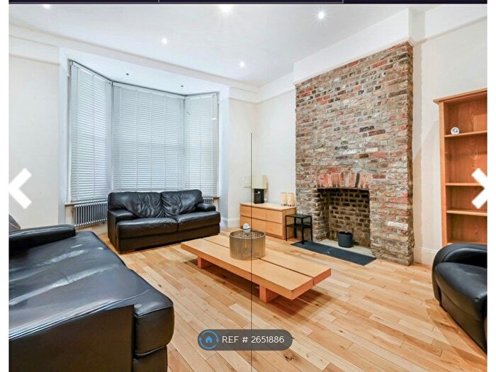 3 Bedroom Flat To Rent In Effra Road, London, SW2