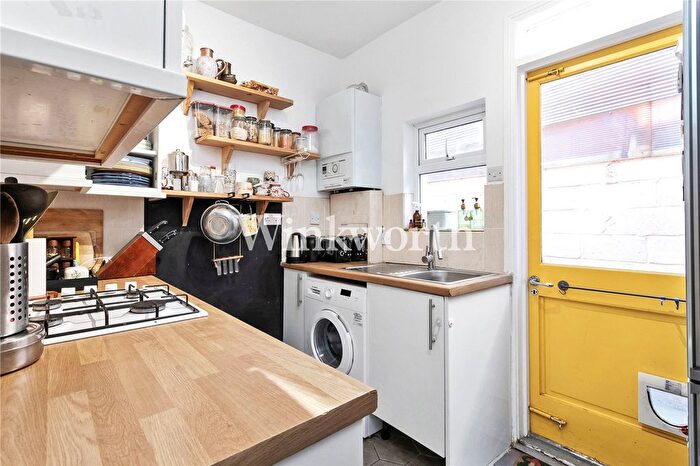 2 Bedroom Flat For Sale In Handsworth Road, Tottenham, London, N17