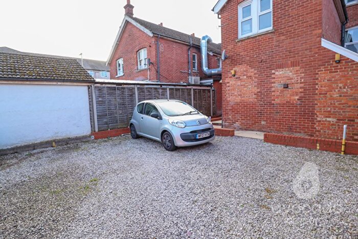 2 Bedroom Flat For Sale In Farnborough Road, Farnborough, Hampshire, GU14