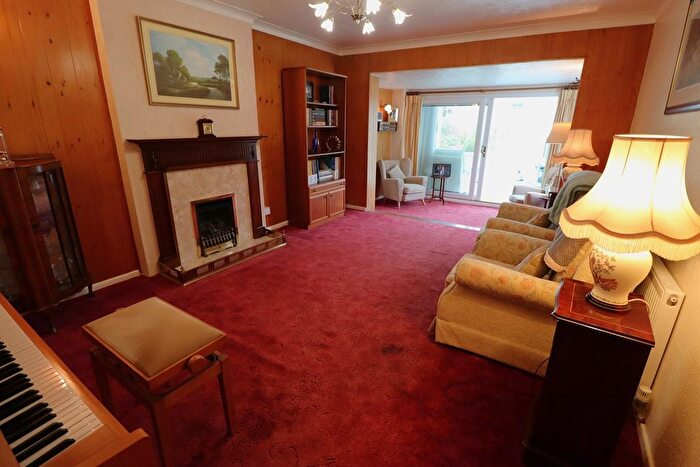 3 Bedroom Detached Bungalow For Sale In Warren Close, Rayleigh, SS6