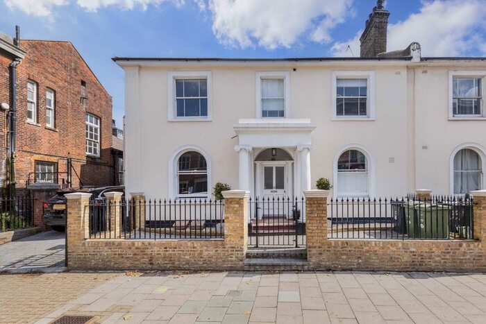 2 Bedroom Flat To Rent In Wandsworth Road, London, SW8