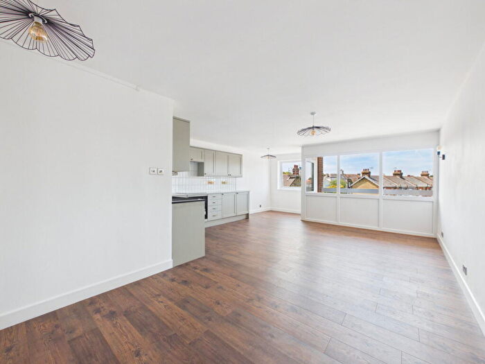 2 Bedroom Flat For Sale In St. Peters Park Road, Broadstairs, CT10