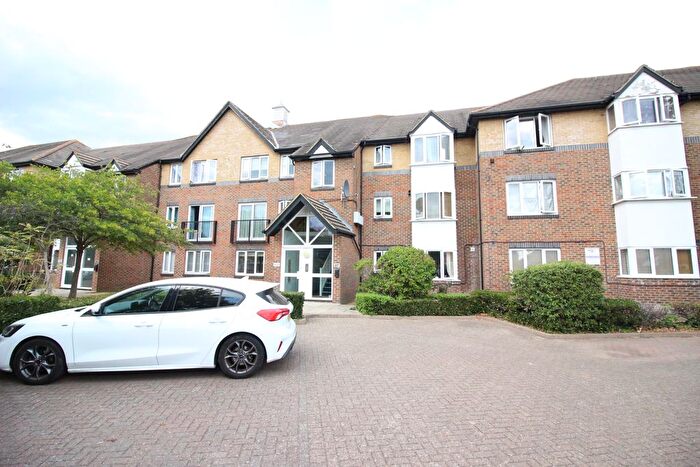 2 Bedroom Flat For Sale In Cotswold Way, Worcester Park, KT4