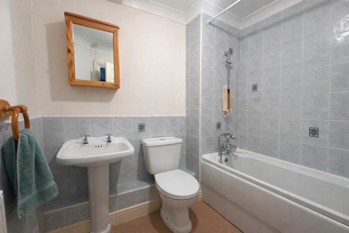 1 Bedroom Flat For Sale In Wight View, Marine Parade West, Lee-On-The-Solent, PO13