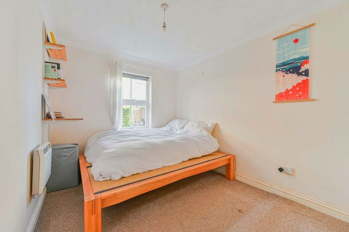 2 Bedroom Flat For Sale In Woods Road, Peckham, London, SE15