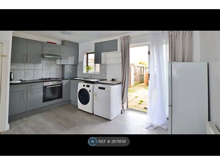 2 Bedroom Semi Detached House To Rent In Salt Hill Way, Slough, SL1