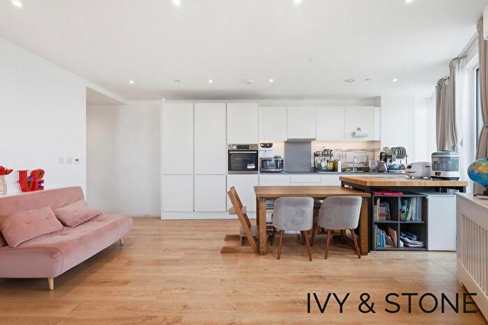 3 Bedroom Flat For Sale In Copeland Court, West Silvertown, E16