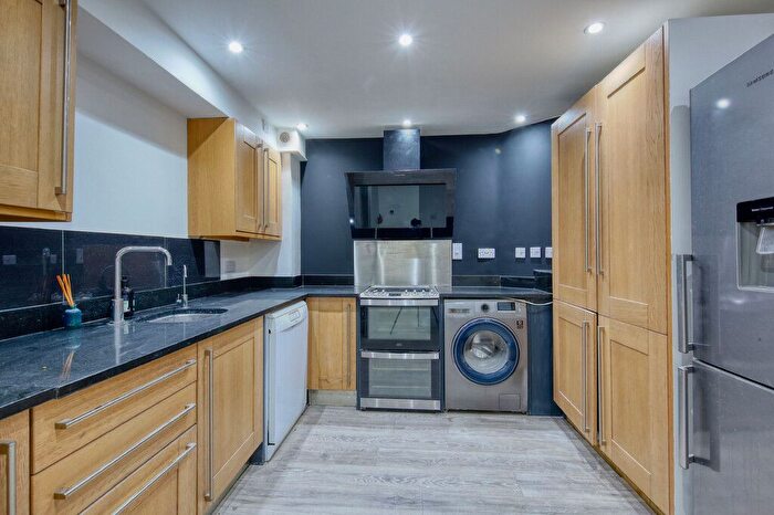 3 Bedroom Flat To Rent In Wimbledon Hill Road, London, SW19