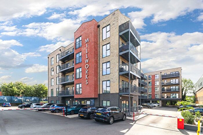 2 Bedroom Flat To Rent In Home Park Mill Link, Kings Langley, WD4