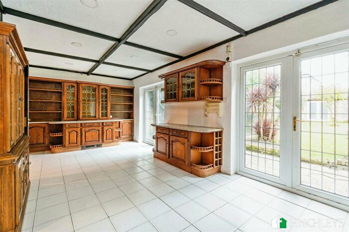 5 Bedroom Detached House For Sale In Chase Side, Southgate, N14