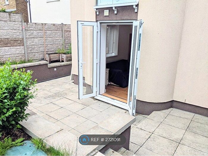 2 Bedroom Flat To Rent In Peckham Hill Street, London, SE15