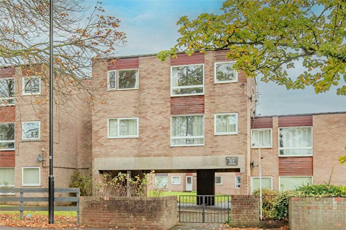 2 Bedroom Apartment For Sale In Bedford Court, Oakwood, Leeds, LS8