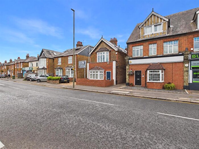 1 Bedroom Flat To Rent In Molesey Road, Walton On Thames, Surrey, KT12