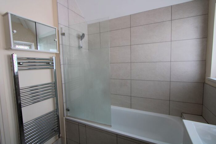 2 Bedroom Flat To Rent In Clifford Avenue, London, SW14