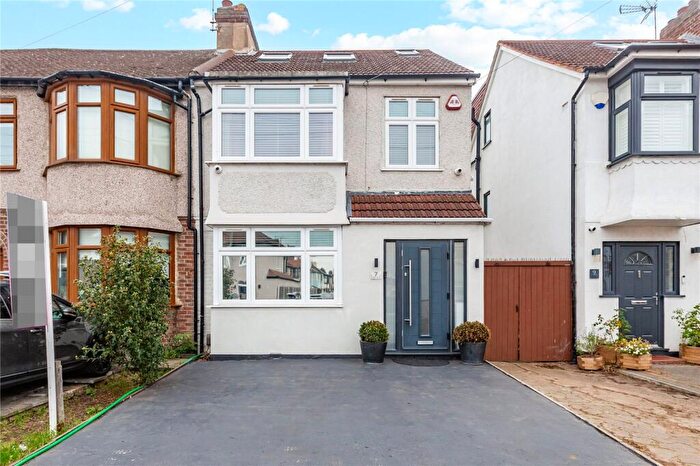 4 Bedroom End Of Terrace House For Sale In Bridport Avenue, Romford, RM7