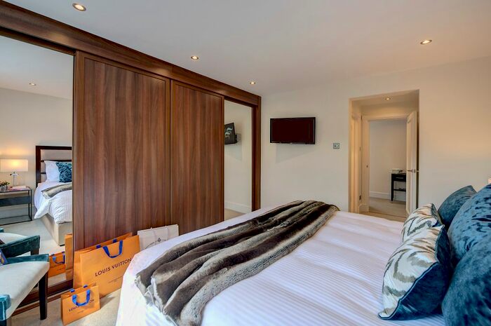 3 Bedroom Flat To Rent In Holbein Place, London, SW1W