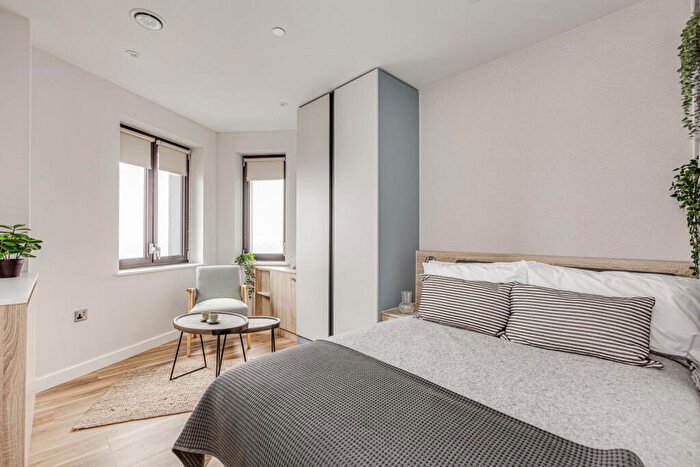 Flat To Rent In College Road, Croydon, CR0