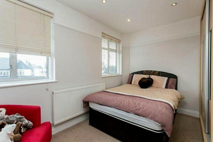 4 Bedroom Semi-Detached House To Rent In Bourne Avenue, Southgate, N14