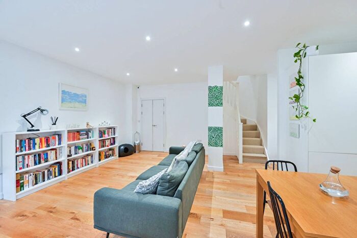 3 Bedroom Flat For Sale In Waleorde Road, Elephant And Castle, London, SE17