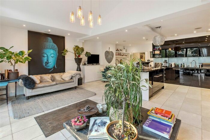 3 Bedroom Semi-Detached House To Rent In Sutton Court Road, London, W4