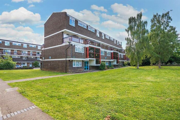 3 Bedroom Flat To Rent In Wessex Close, Kingston Upon Thames, KT1