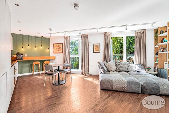 2 Bedroom Apartment For Sale In Guildford Road, Woking, Surrey, GU22