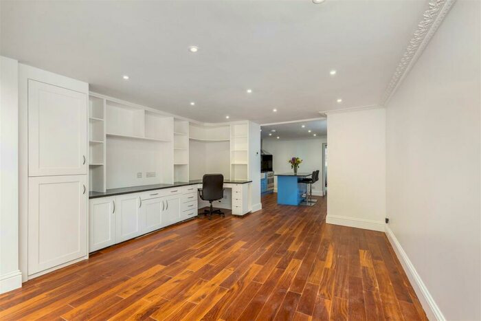 3 Bedroom Flat To Rent In Mortlake High Street, SW14