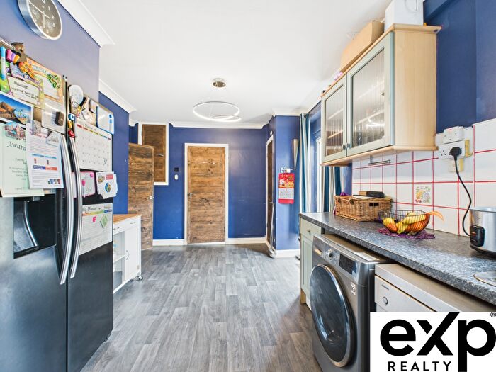 3 Bedroom End Of Terrace House For Sale In Callan Grove, South Ockendon, RM15