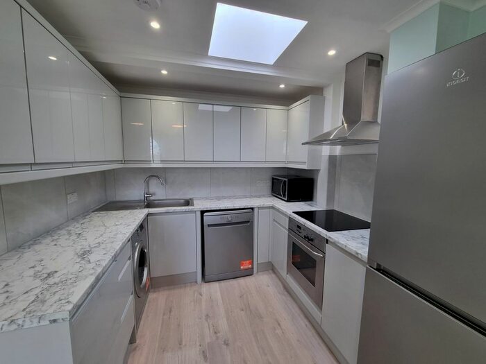 2 Bedroom Flat To Rent In Cambridge Gardens, Ladbroke Grove, London, W10