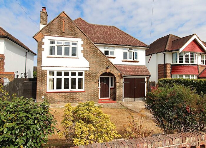 4 Bedroom Detached House For Sale In Fiddicroft Avenue, Banstead, SM7