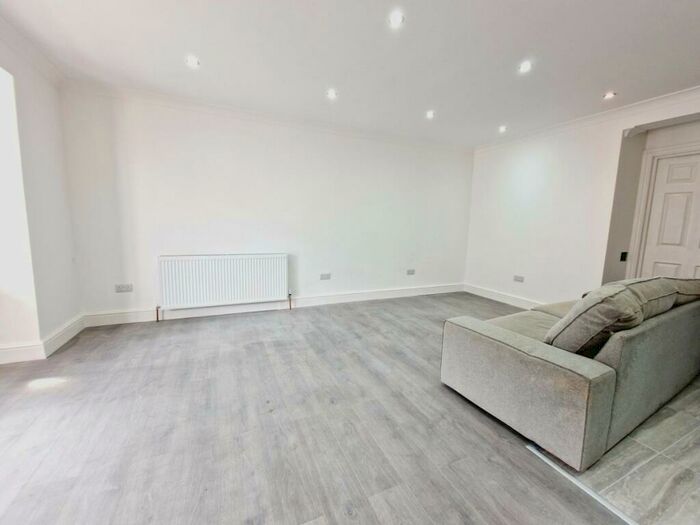 3 Bedroom Flat To Rent In High Road, N15